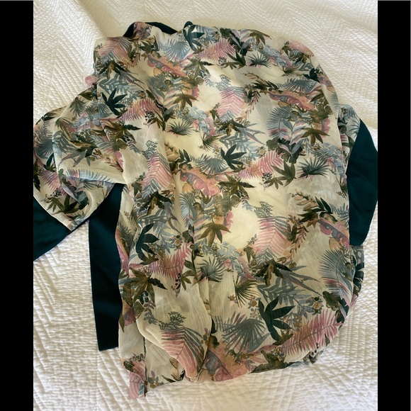 Pretty floral cover up - Picture 2 of 3